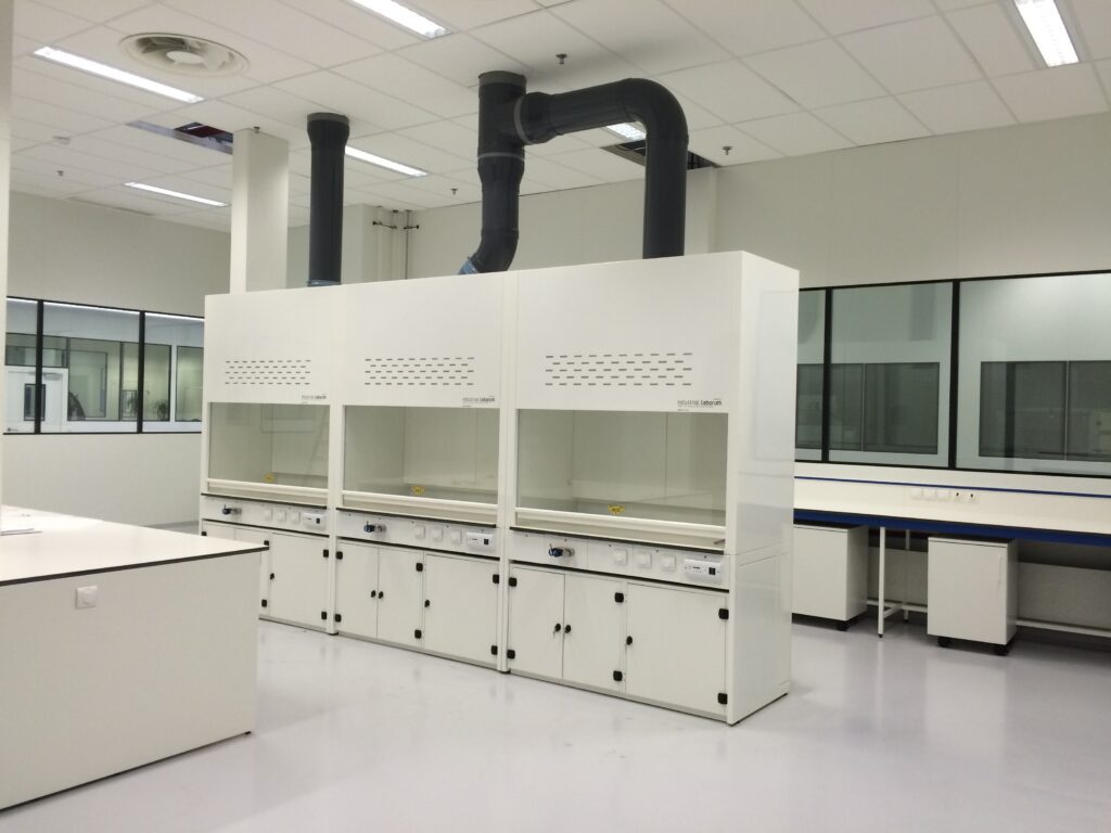 Installation de sorbonnes de laboratoire avec extraction d’air – SARL Renaud & Fils