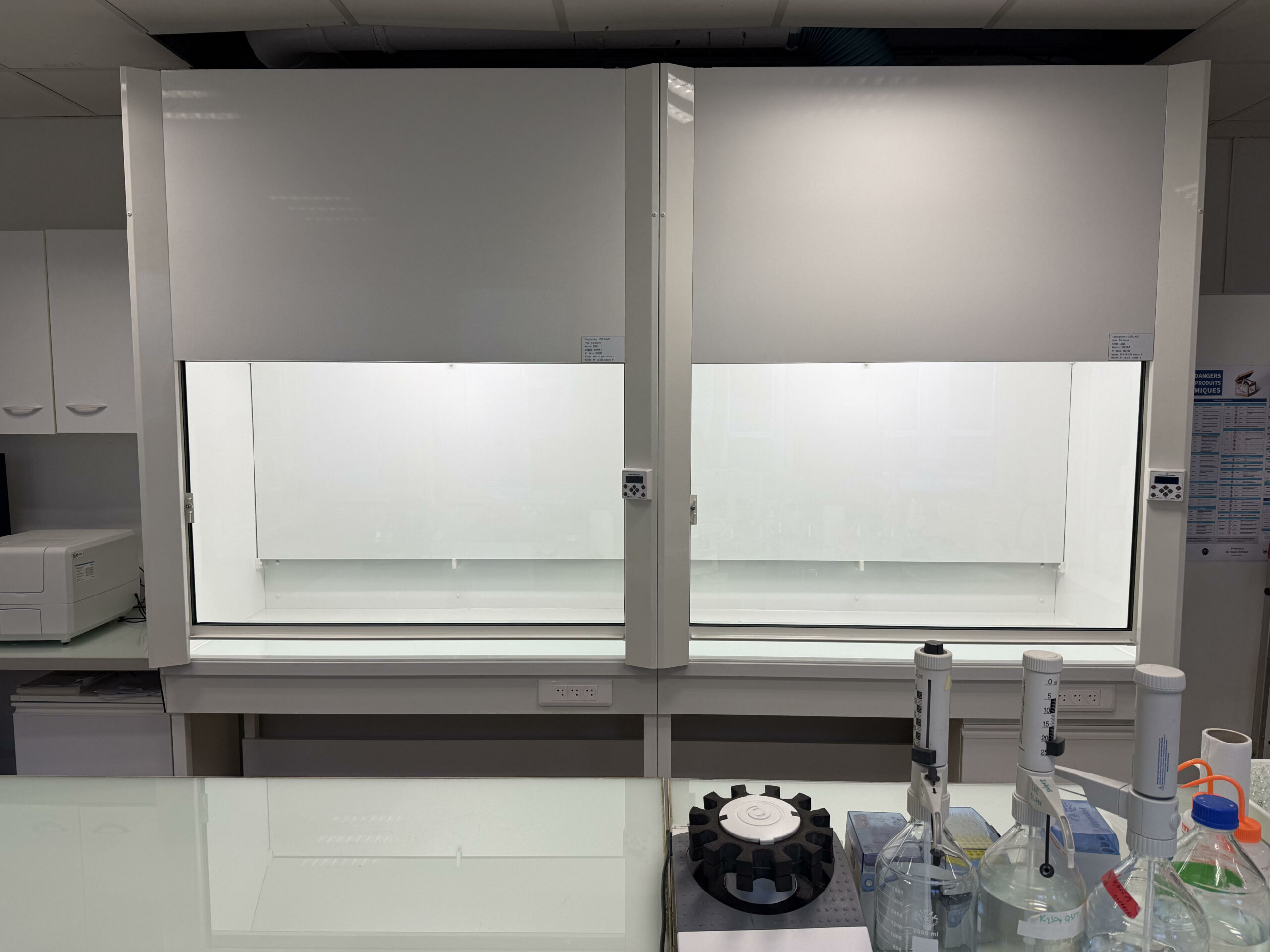 Installation de deux sorbonnes de laboratoire avec système d'extraction d'air et sortie en toiture dans l'Est de la France par SARL Renaud & Fils