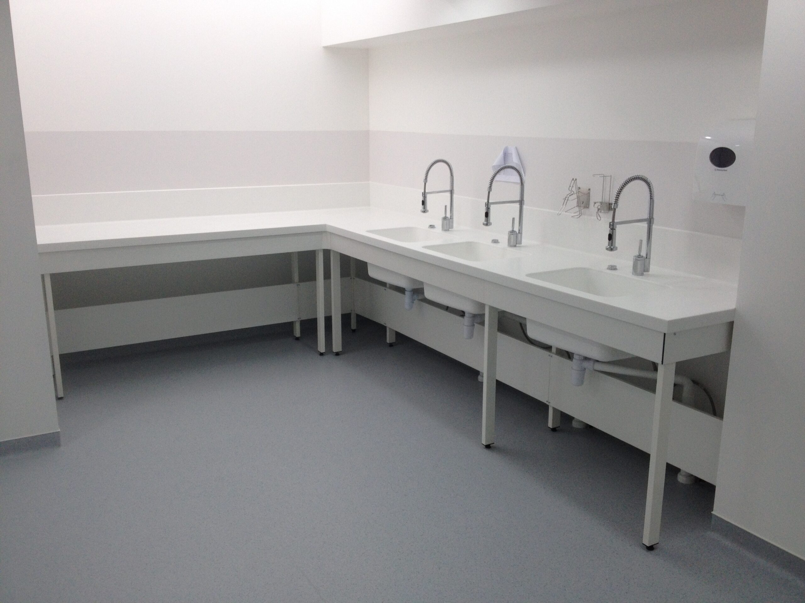 Paillasse humide en Corian avec bacs intégrés pour laboratoire professionnel